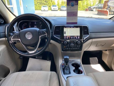 Used 2022 Jeep Grand Cherokee Laredo E AWD/4WD image 6