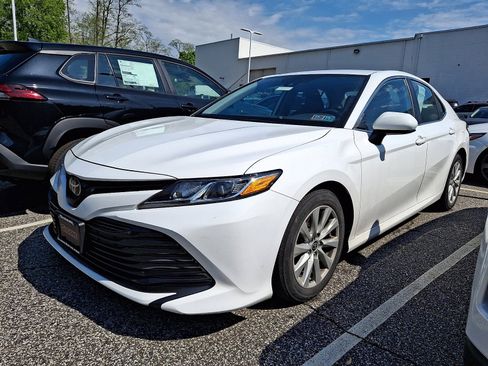 Used 2020 Toyota Camry LE FWD image 3