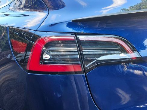 Used 2018 Tesla Model 3 Long Range RWD image 16