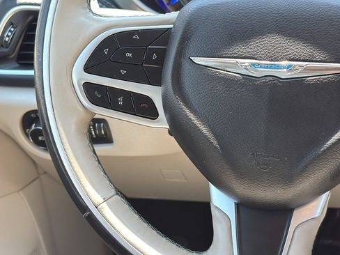 Used 2018 Chrysler Pacifica Limited w/ Advanced Safetytec Group FWD image 16