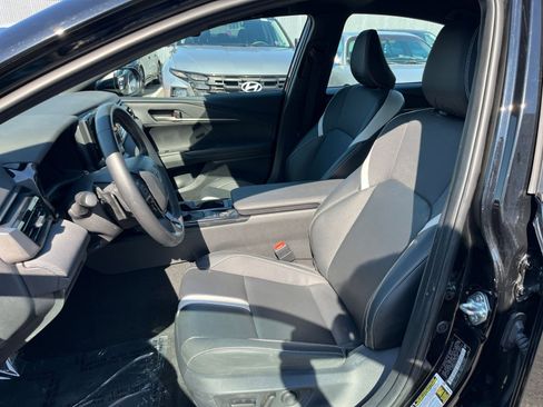 Used 2025 Toyota Camry SE image 36