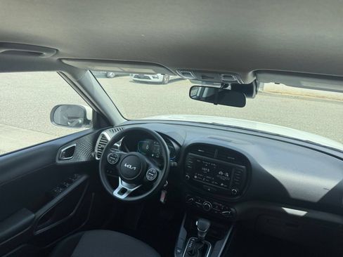 Used 2025 Kia Soul LX w/ LX Technology Package FWD image 32