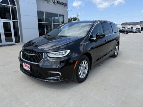Used 2026 Chrysler Pacifica Select FWD image 32