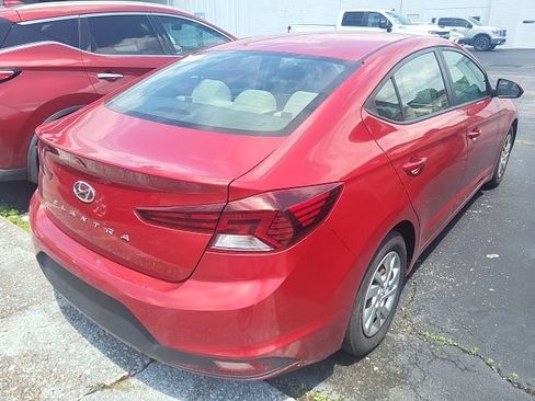 Used 2020 Hyundai Elantra SE w/ Cargo Package (C1) FWD image 2
