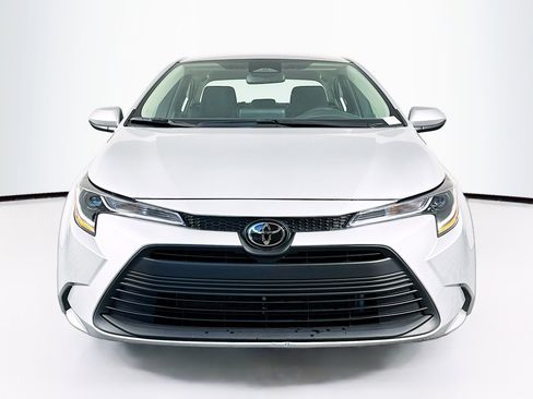 Used 2025 Toyota Corolla LE image 2