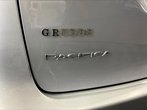 Used 2024 Chrysler Pacifica Touring-L image 42