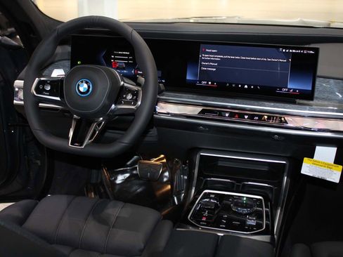 Used 2026 BMW 750e xDrive image 19