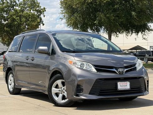 Used 2019 Toyota Sienna LE FWD image 2