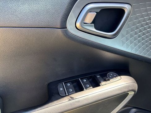 Used 2025 Kia Soul LX w/ LX Technology Package FWD image 18