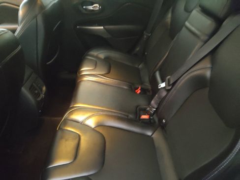 Used 2019 Jeep Cherokee Latitude Plus AWD/4WD image 18