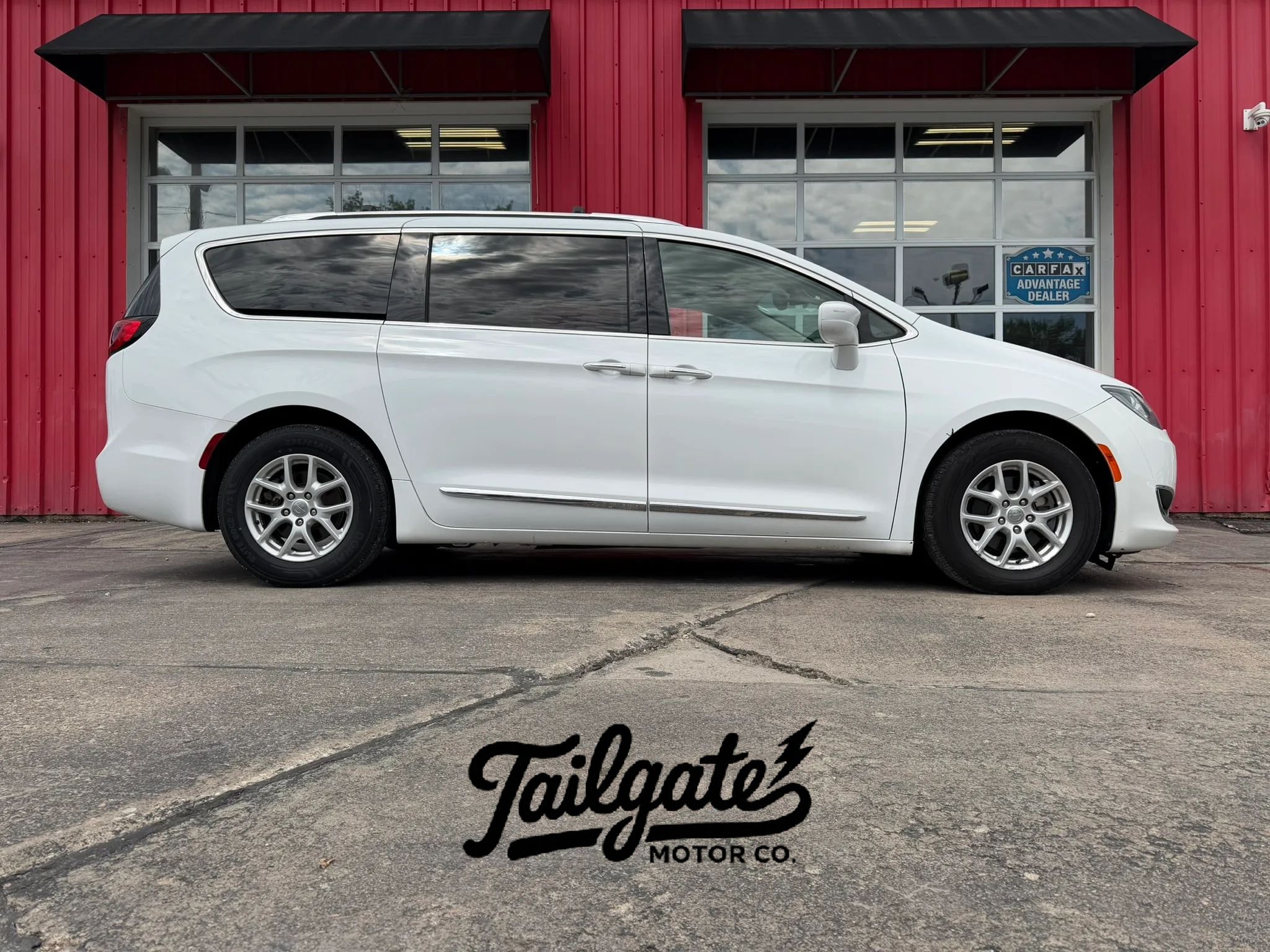 Used 2020 Chrysler Pacifica Touring-L FWD image 1