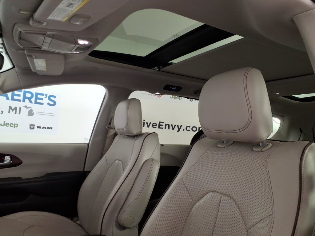 Used 2020 Chrysler Pacifica Limited FWD image 19