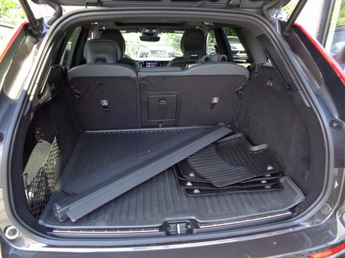 Used 2022 Volvo XC60 B6 R-Design image 20