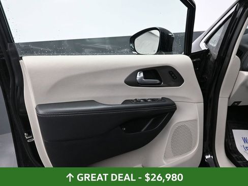 Used 2024 Chrysler Pacifica Select image 29