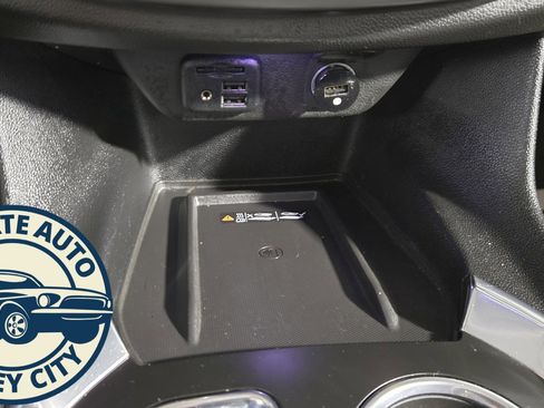 Used 2021 Chevrolet Traverse Premier image 17