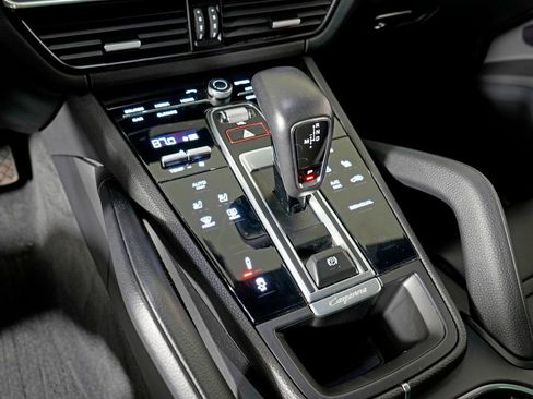 Certified 2022 Porsche Cayenne Platinum Edition image 28