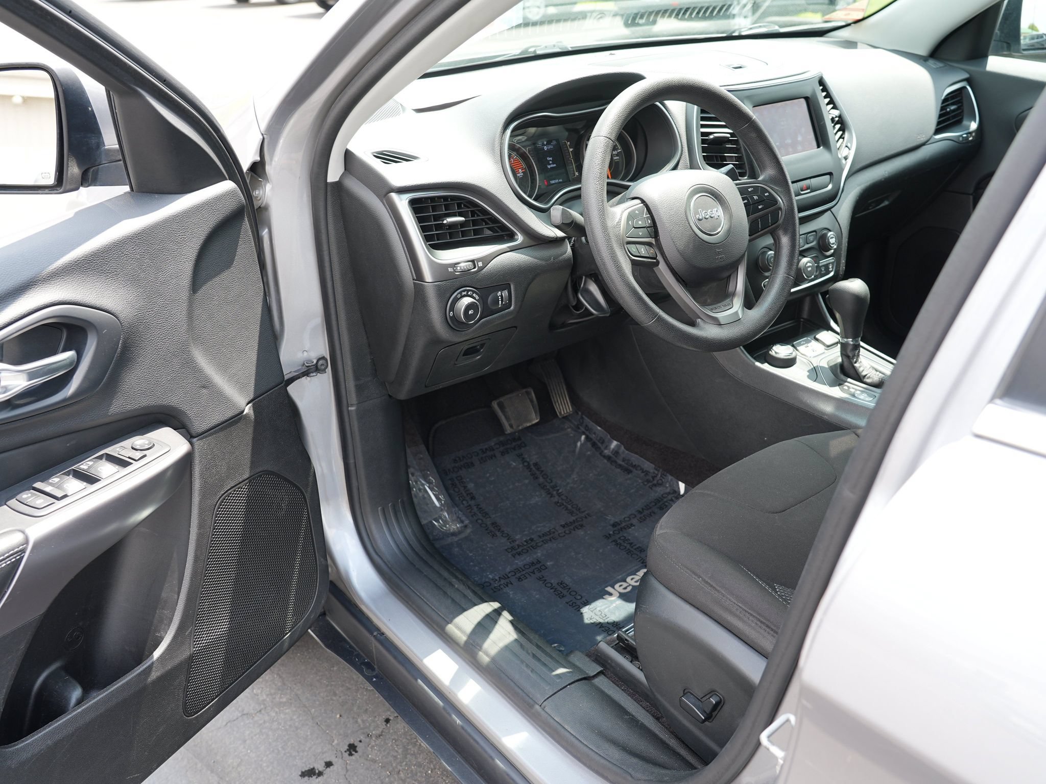 Used 2019 Jeep Cherokee Latitude w/ Popular Appearance Group AWD/4WD image 14