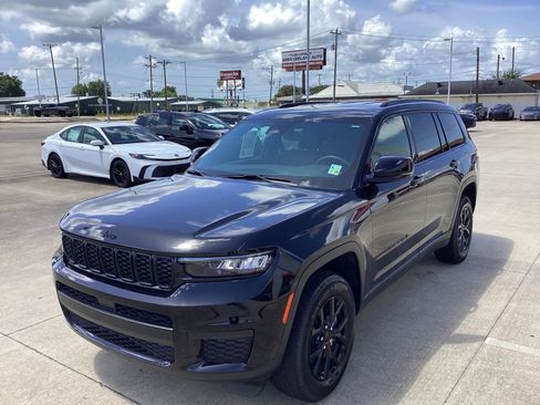 Used 2025 Jeep Grand Cherokee L Laredo RWD image 3