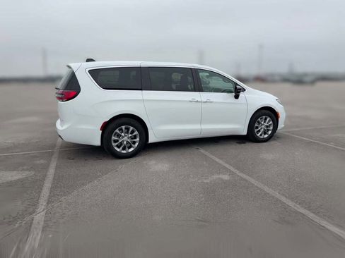 New 2026 Chrysler Pacifica Select image 13