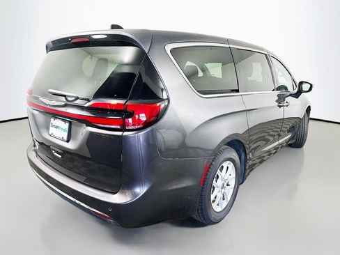 Used 2023 Chrysler Pacifica Touring-L FWD image 7