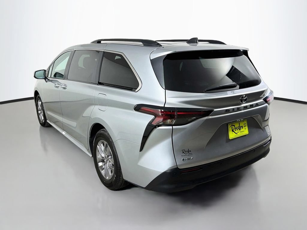 Used 2025 Toyota Sienna XLE FWD image 8