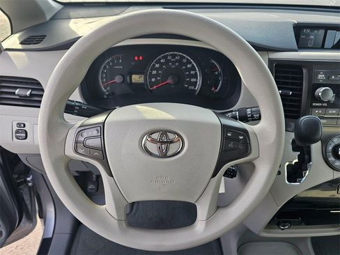 Used 2012 Toyota Sienna LE w/ Towing Pkg image 21