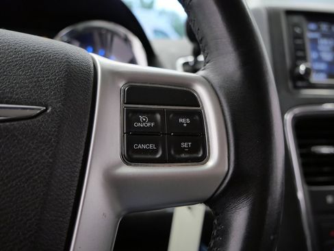Used 2014 Chrysler Town & Country Touring FWD image 21