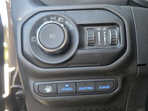 Used 2022 Jeep Wrangler Unlimited Sahara image 25