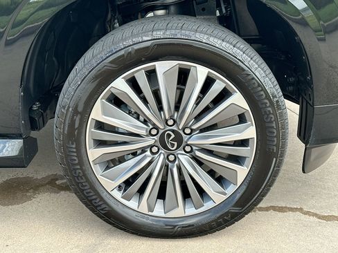 Used 2025 INFINITI QX80 Sensory image 10