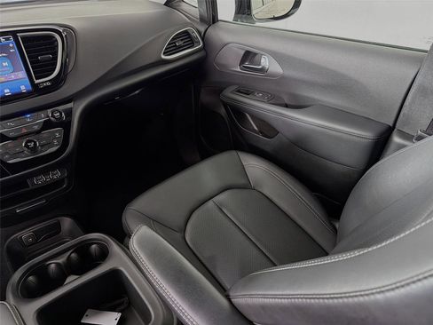 Used 2025 Chrysler Pacifica Select FWD image 25