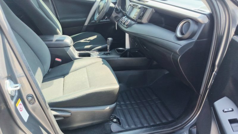 Used 2018 Toyota RAV4 LE FWD image 13