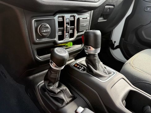 Used 2025 Jeep Wrangler Unlimited Sahara AWD/4WD image 20