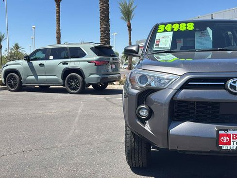 Used 2022 Toyota 4Runner SR5 AWD/4WD image 3