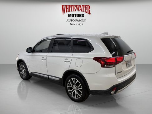 Used 2018 Mitsubishi Outlander SE image 2