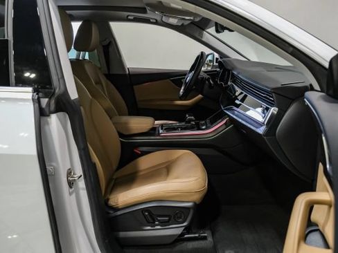 Used 2019 Audi Q8 Premium Plus w/ Premium Plus AWD/4WD image 24