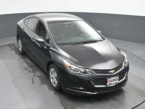 Used 2017 Chevrolet Cruze LS FWD image 31