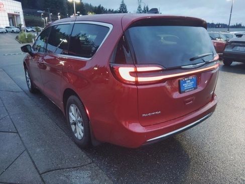 Used 2025 Chrysler Pacifica Select image 9