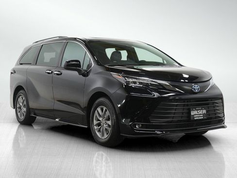 Used 2025 Toyota Sienna XLE image 7