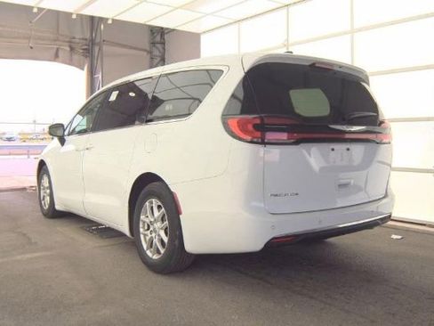 Used 2023 Chrysler Pacifica Touring-L FWD image 5
