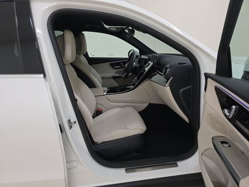 Used 2025 Mercedes-Benz GLC 350e 4MATIC image 11