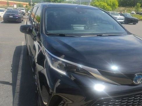 Used 2021 Toyota Sienna XSE w/ XSE Plus Package FWD image 1