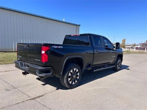 Used 2021 Chevrolet Silverado 2500 Custom w/ Custom Value Package image 3
