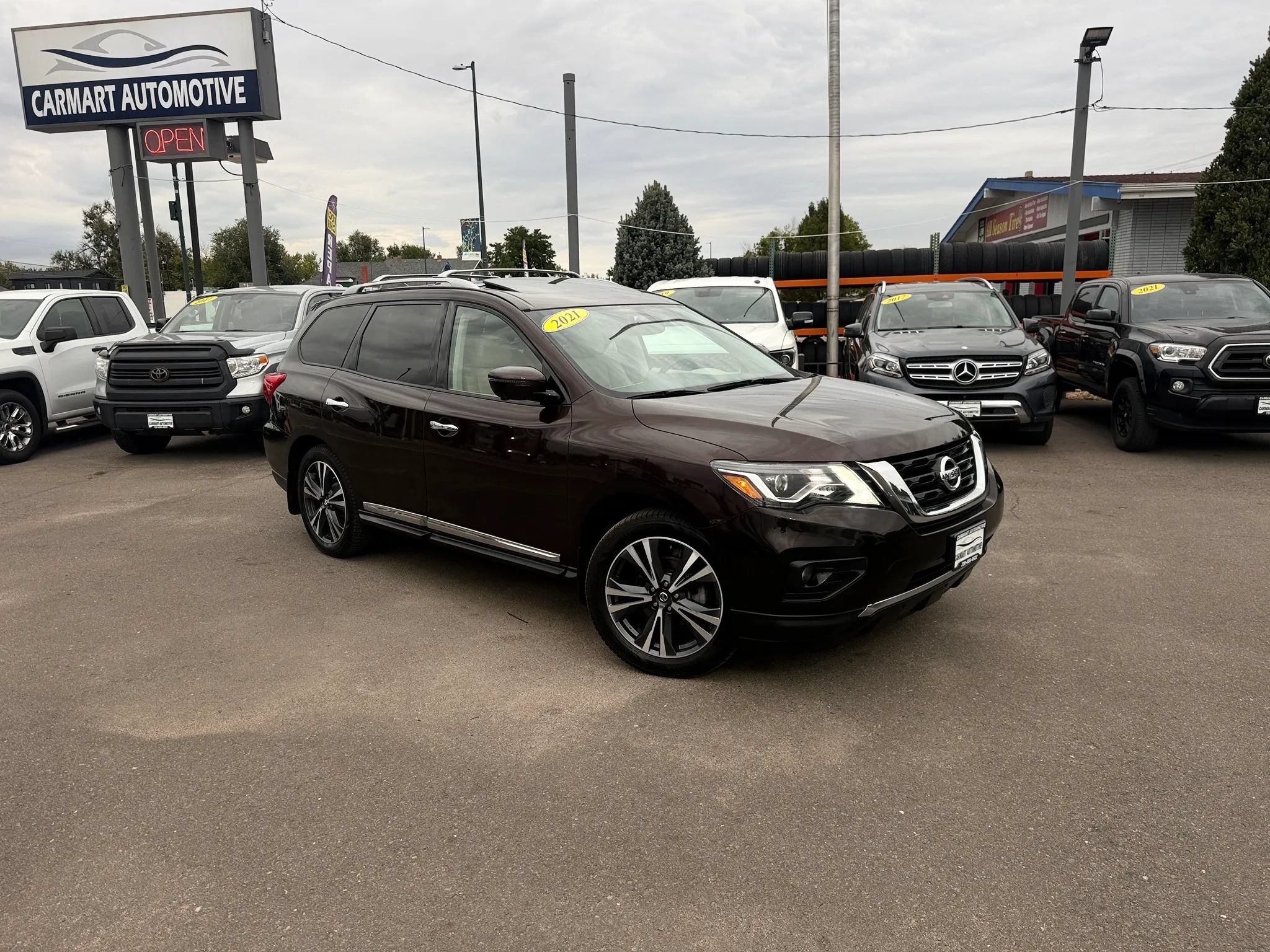 Used 2020 Nissan Pathfinder Platinum AWD/4WD image 2