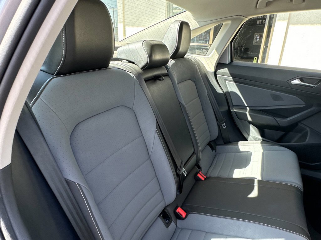 Used 2025 Volkswagen Jetta SE FWD image 17