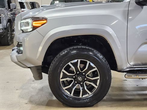 Used 2020 Toyota Tacoma TRD Sport w/ Technology Package RWD image 5