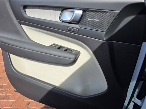 Used 2024 Volvo XC40 B5 Plus image 26