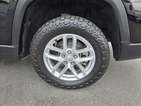 Used 2024 Jeep Grand Cherokee L Laredo RWD image 37