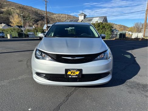 Used 2023 Chrysler Voyager LX image 2