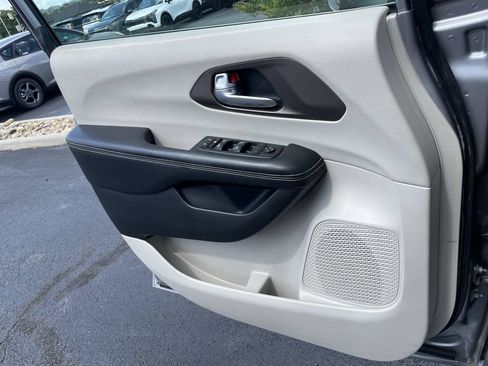 Used 2020 Chrysler Voyager Lxi FWD image 18