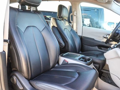 Used 2023 Chrysler Pacifica Touring-L AWD/4WD image 17